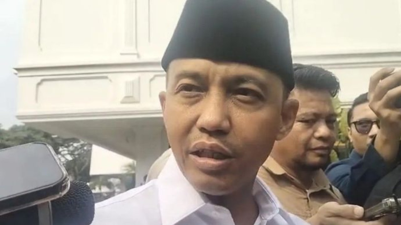 Menhut Raja Juli Antoni menjawab pertanyaan wartawan sebelum ratas di Kompleks Istana Kepresidenan, Jakarta, Selasa, 28 Juli 2026. (Antara)