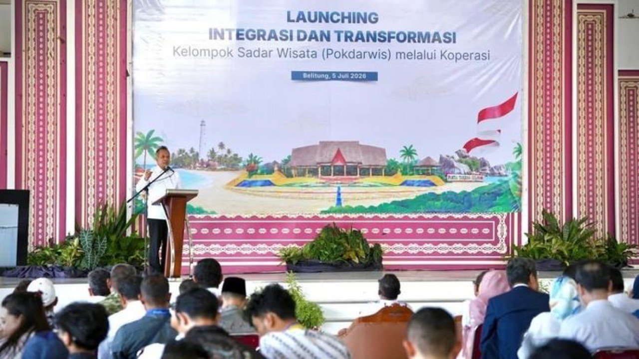 Menteri Koperasi Ferry Juliantono berbicara dalam peluncuran program Integrasi dan Transformasi Kelompok Sadar Wisata (Pokdarwis) melalui koperasi di Pendopo Pantai Tanjung Kelayang, Belitung, Minggu, 5 Juli 2026 (Antara)