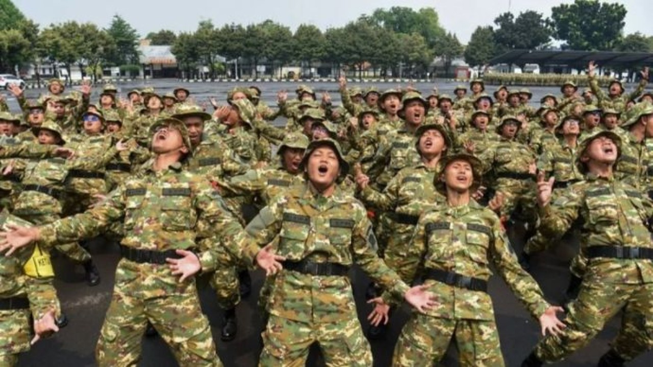 TNI AL jelaskan rutinitas manajer koperasi selama latsarmil di Marinir Sejumlah peserta program Sarjana Penggerak Pembangunan Indonesia (SPPI) meneriakkan yel-yel saat mengikuti Pelatihan Dasar Kemiliteran (Latsarmil) calon manajer Koperasi Desa Mera (Antara)