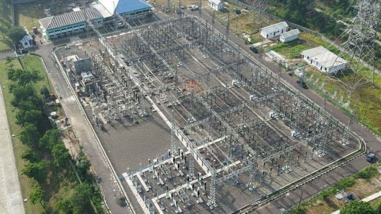 Tampak udara Gardu Induk 150 kilovolt (kV) Margakarya di Karawang International Industrial City (KIIC), Jawa Barat yang melayani suplai listrik ke industri data center di kawasan tersebut. Dengan listrik yang andal, PLN menciptakan multiplier effect untuk kemajuan industri nasional.