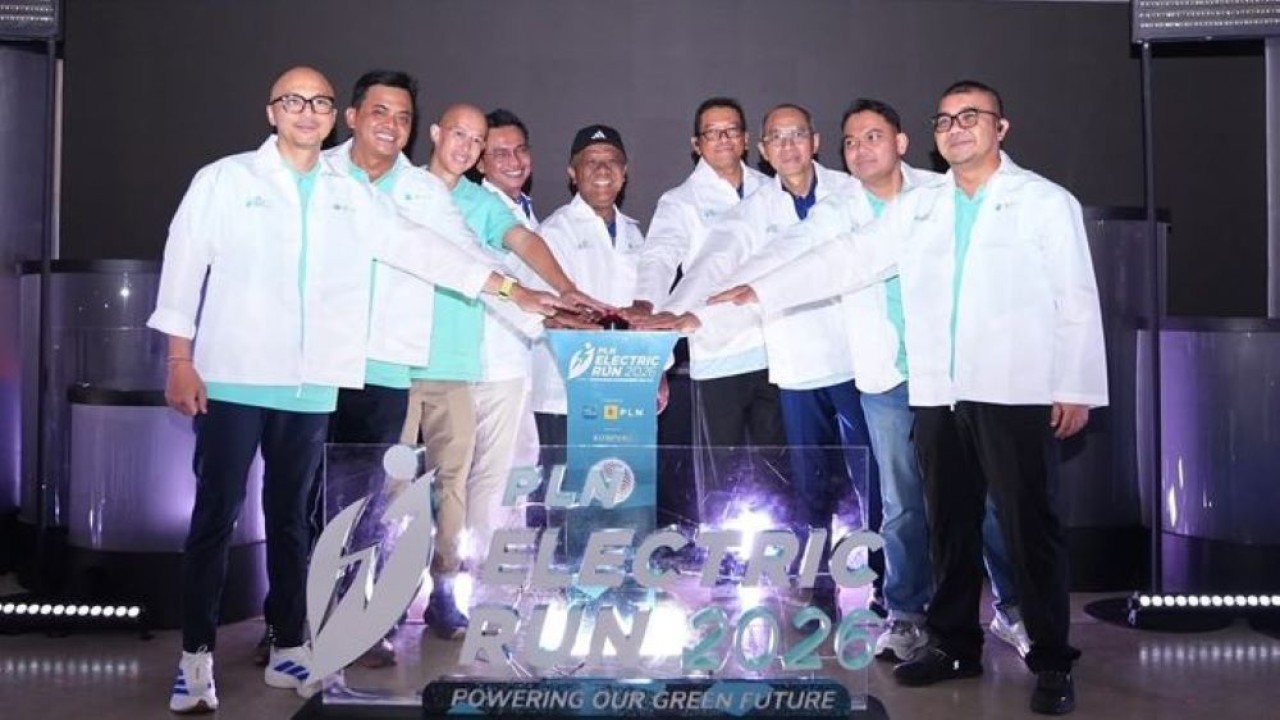 Wakil Direktur Utama PLN, Yusuf Didi Setiarto (tengah) bersama Direktur Manajemen Risiko PLN, Denny Triyanto (kiri), Direktur Retail dan Niaga PLN, M. Fahrur Rozy (kedua dari kiri), Direktur Perencanaan Korporat dan Pengembangan Bisnis PLN, Rakhmad Dewanto Haris (keempat dari kiri), Direktur Keuangan PLN, Sulistyo Biantoro (keempat dari kanan), Direktur Teknologi, Engineering, dan Keberlanjutan PLN, Edwin Nugraha Putra (ketiga dari kanan), Direktur Utama PLN Icon Plus, Chipta Perdana (kedua dari kanan), CEO KG Media, Andy Budiman Kumala (ketiga dari kiri), dan Sekretaris Perusahaan PLN, Yuliandra Syahrial N. (kanan) secara simbolis melakukan penekanan tombol pada Launching PLN Electric Run 2026 di Kantor PLN Pusat, Jakarta pada Jumat, 24 Juli 2026.