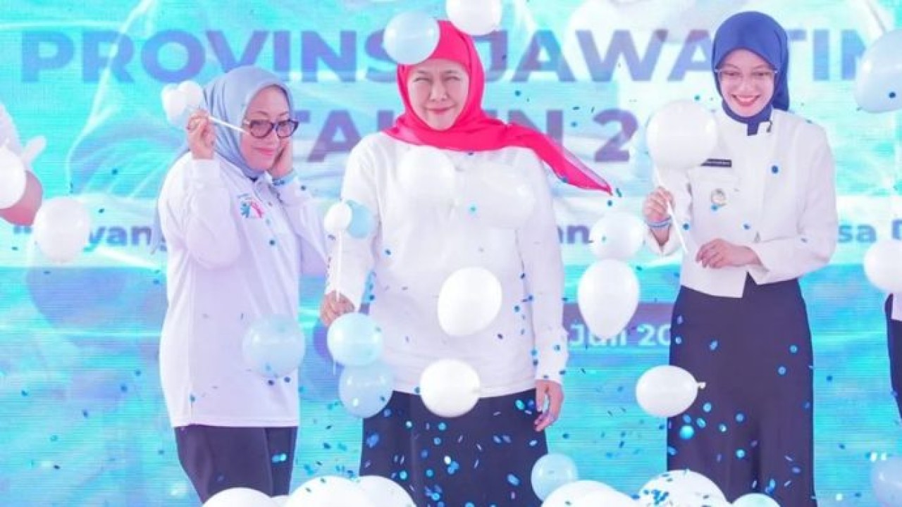 Gubernur Jawa Timur Khofifah Indar Parawansa (tengah) bersama Menteri Pemberdayaan Perempuan dan Perlindungan Anak Arifatul Choiri Fauzi (kiri) saat meluncurkan Gerakan Perlindungan Anak di Ruang Digital (Perisai Anak) Jatim di Kabupaten Pasuruan. (antara)