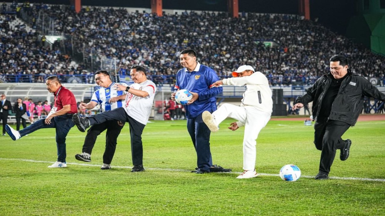 Menteri Dalam Negeri (Mendagri) Muhammad Tito Karnavian menghadiri pembukaan Piala Presiden Tahun 2026 di Stadion Si Jalak Harupat, Kabupaten Bandung, Jawa Barat, Sabtu (25/7/2026). (Puspen Kemendagri)