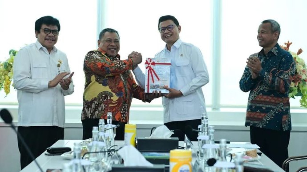 Anggota VI Badan Pemeriksa Keuangan (BPK) Fathan Subchi saat menyerahkan Laporan Hasil Pemeriksaan (LHP) atas Laporan Keuangan (LK) BPOM Tahun 2025 kepada Kepala BPOM Taruna Ikrar di Jakarta (Antara)