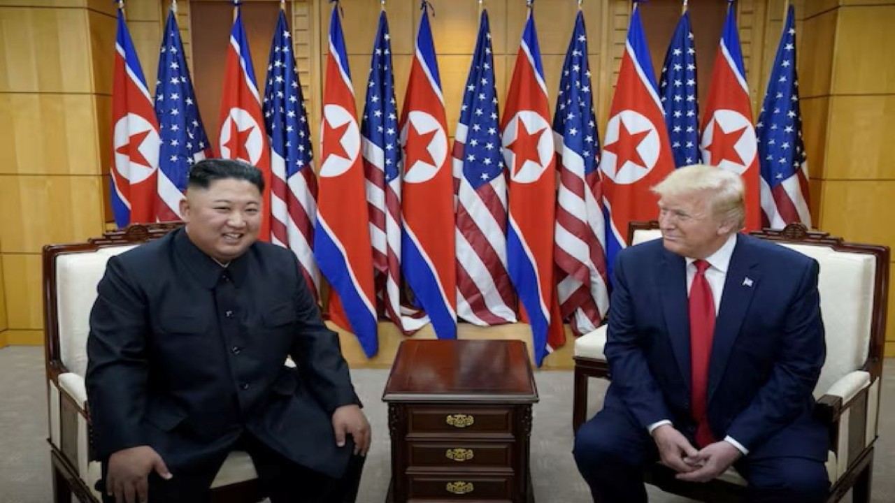 Presiden Amerika Serikat (AS) Donald Trump bertemu dengan pemimpin Korea Utara Kim Jong Un di zona demiliterisasi yang memisahkan kedua Korea, di Panmunjom, Korea Selatan, 30 Juni 2019. (Foto: Dok/Kevin Lamarque/Reuters)