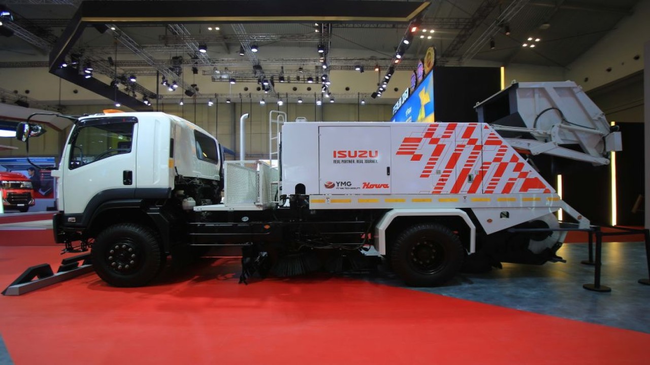 PT Isuzu Astra Motor Indonesia (IAMI) menghadirkan Isuzu GIGA FVR Road Sweeper di GIIAS 2026 di ICE BSD City, Kabupaten Tangerang, Banten, pada 30 Juli-9 Agustus. (Foto: Dok/Istimewa)