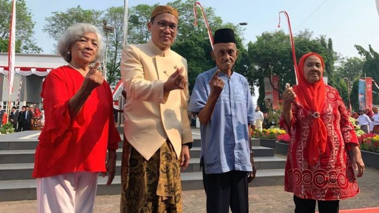 Sekretaris Kemendukbangga/Sekretaris Utama BKKBN Budi Setiyono (dua dari kiri) dalam perayaan kemerdekaan RI ke-81 bersama lansia di Kantor Kemendukbangga/BKKBN, Jakarta, Senin (17/8/2026). (ANTARA/HO-Kemendukbangga/BKKBN)