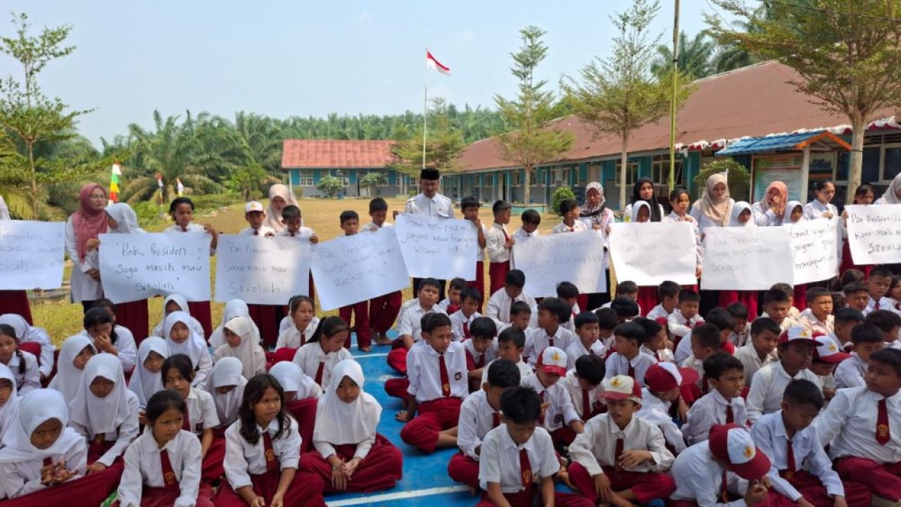 Ratusan murid TK dan SD Yayasan Asiatic Persada di Kabupaten Batang Hari, Jambi adukan nasib mereka kepada Presiden Prabowo Subianto.