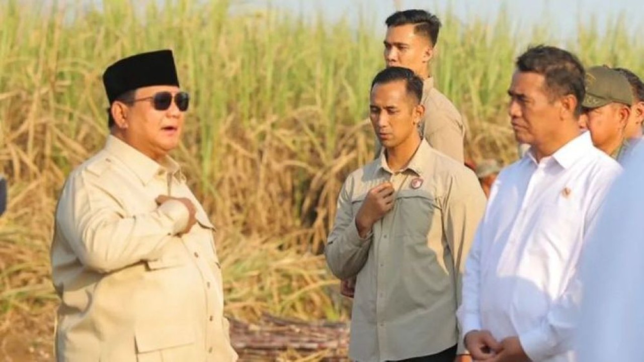 Presiden Prabowo Subianto (kiri) berbincang dengan Menteri Pertanian (Mentan) Andi Amran Sulaiman (kanan) dalam panen raya bersama TNI di Malang, Jawa Timur, Jumat (17/7/2026). (Foto: Antara)