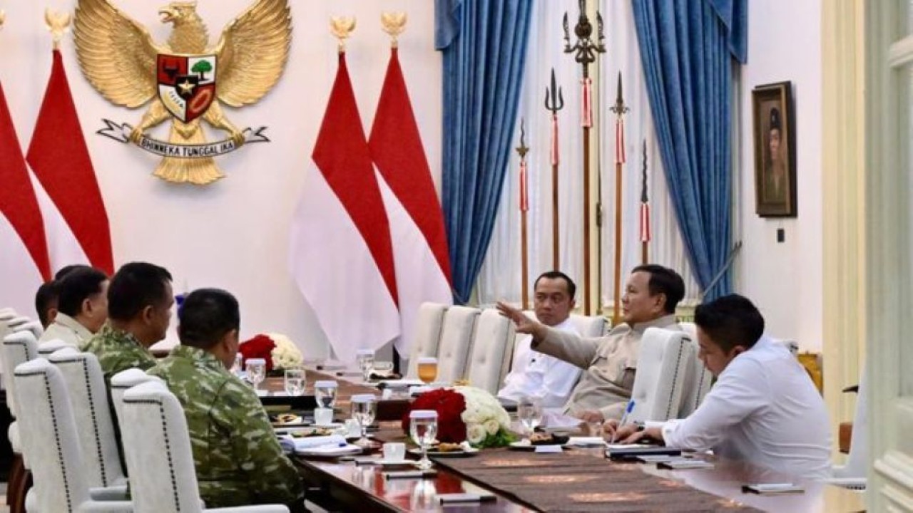 Prabowo Subianto merima laporan program strategis TNI untuk mempercepat pemerataan pembangunan. (Foto: Setpres)