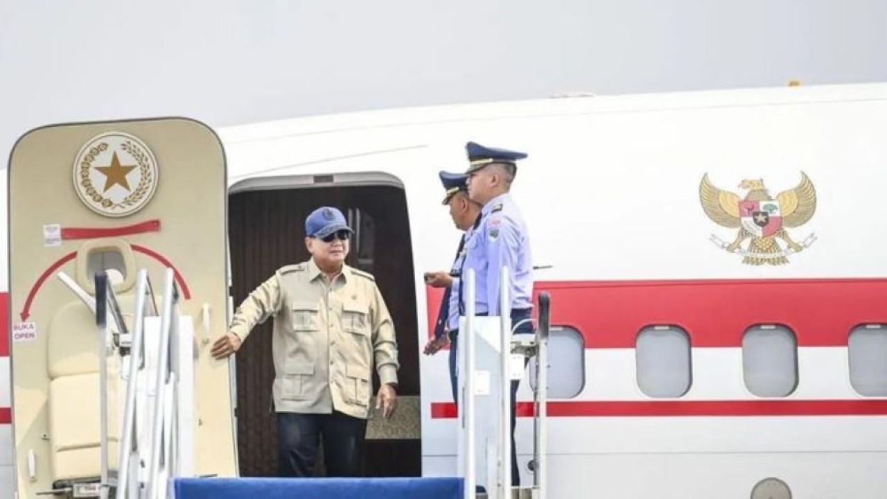 Presiden Prabowo Subianto tiba di Bandar Udara Internasional Sultan Mahmud Badaruddin II, Sumatera Selatan Palembang, Senin (24/8/2026). (Foto: Antara)