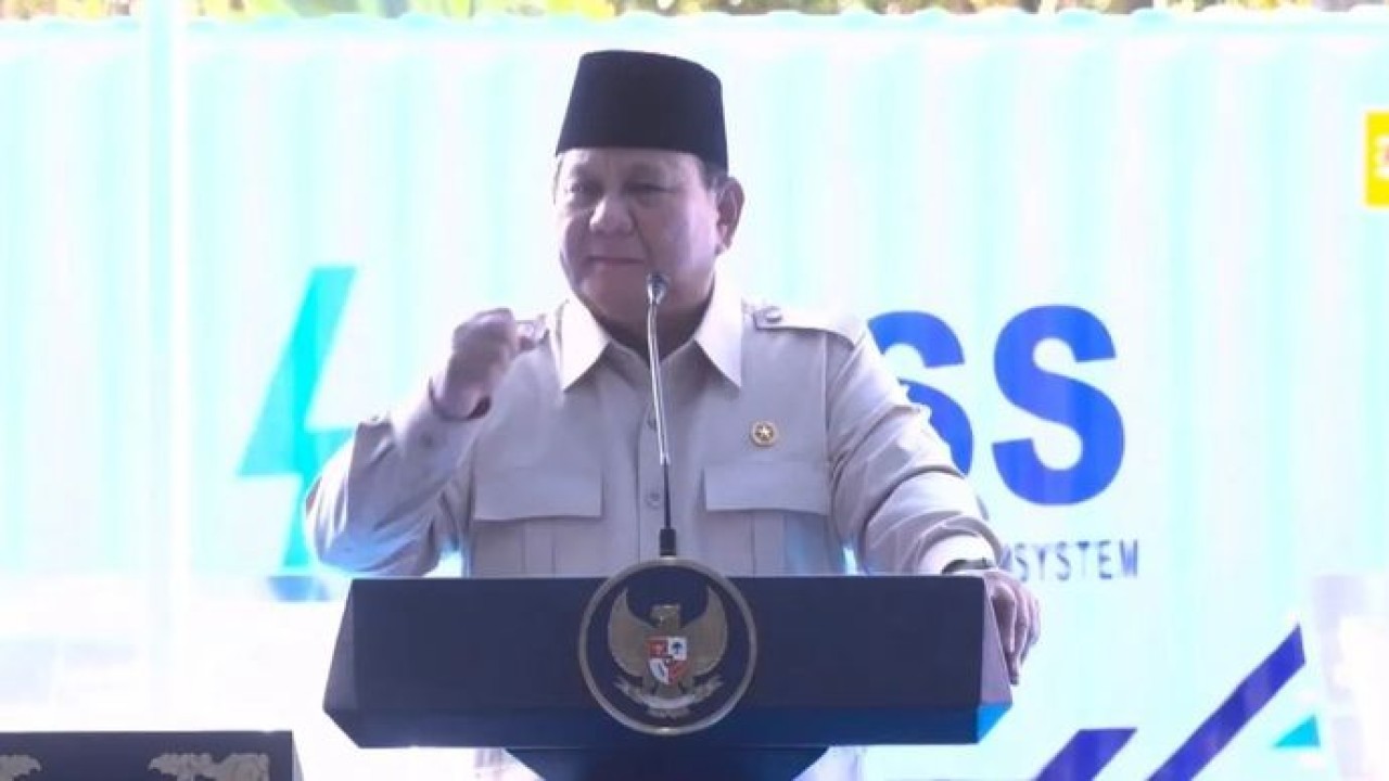 Presiden Prabowo Subianto berpidato dalam peluncuran dan peletakan batu pertama program Pembangkit Listrik Tenaga Surya (PLTS) 100 GWp di Jembrana, Bali, Selasa, 25 Agustus 2026. (Foto: Antara)