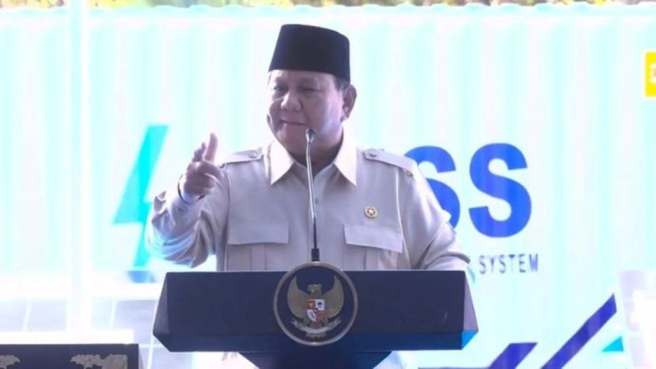 Presiden Prabowo Subianto berpidato dalam peluncuran dan peletakan batu pertama program Pembangkit Listrik Tenaga Surya (PLTS) 100 GWp di Jembrana, Bali, Selasa, 25 Agustus 2026. (Foto: Antara)