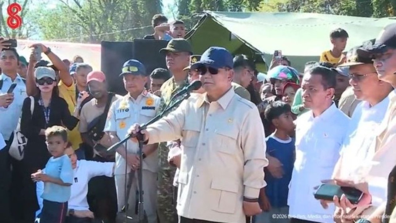 Presiden Prabowo Subianto saat meninjau langsung kondisi pengungsi dan menyampaikan komitmen pemerintah untuk membantu percepatan pemulihan bencana di Nagekeo, Nusa Tenggara Timur, Rabu (26/8/2026).