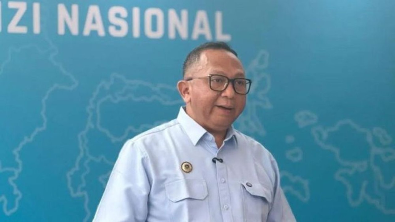 Deputi Pemantauan dan Pengawasan BGN Ketut Sumedana memberikan keterangan terkait kasus keracunan MBG pada 512 siswa di Pondok Pesantren Manbaul Hikam, Tanggulangin, Sidoarjo, Jawa Timur. (Foto: Antara)