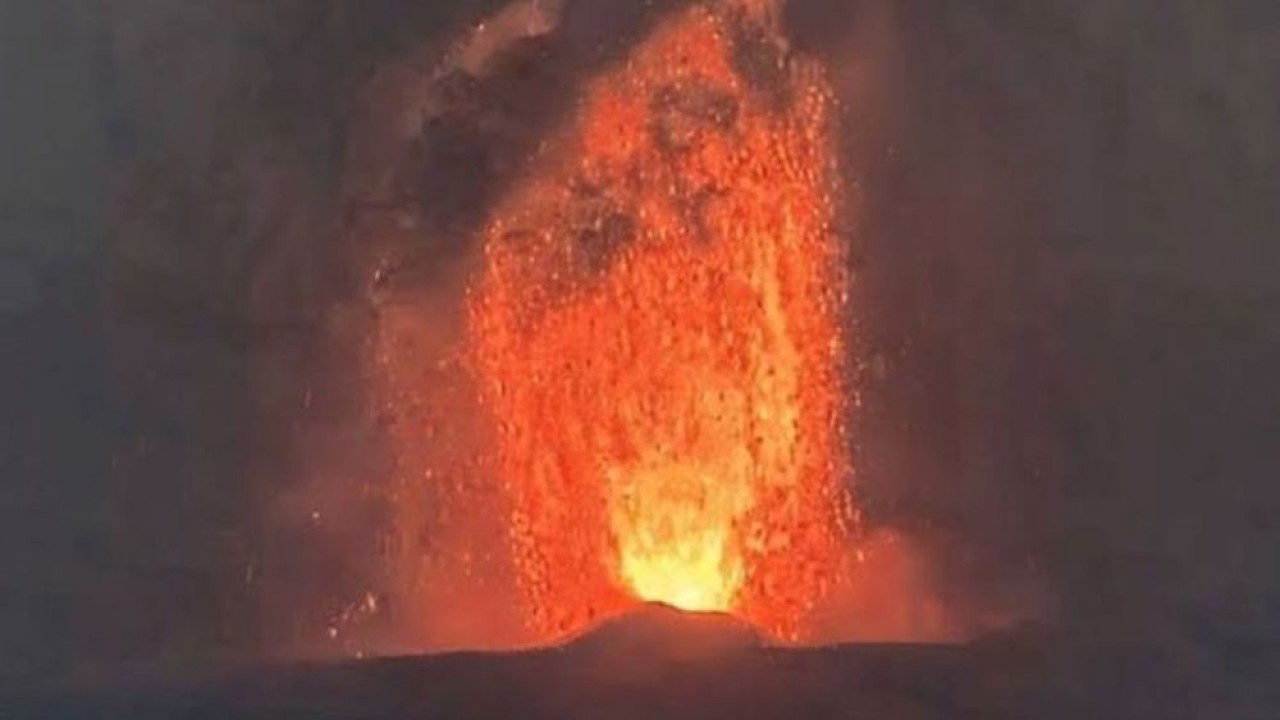 Erupsi Gunung Anak Krakatau. (Foto: Istimewa/Sosial Media)