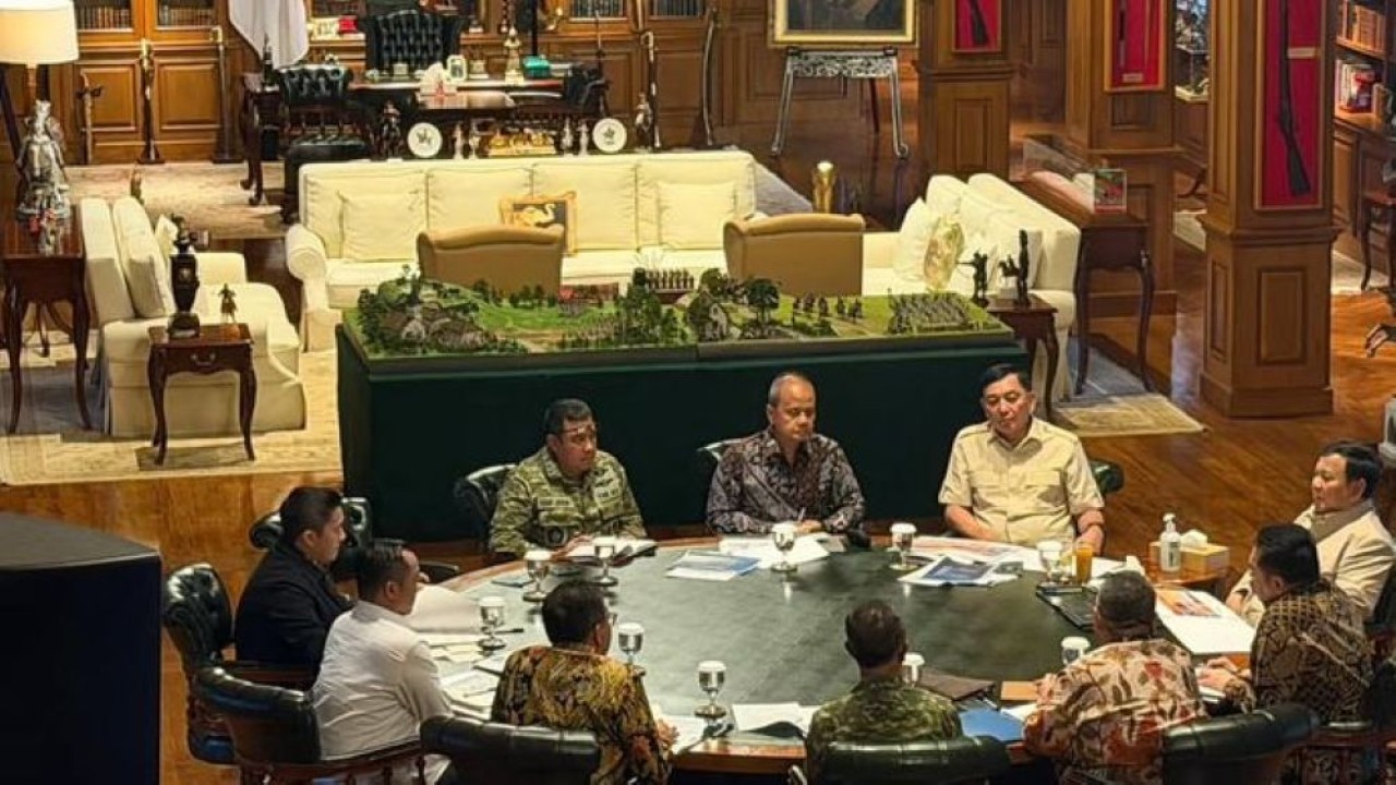Presiden Prabowo Subianto menerima laporan dari Satuan Tugas Penertiban Kawasan Hutan (Satgas PKH) yang dipimpin Jaksa Agung ST Burhanuddin. (Foto: Istimewa)