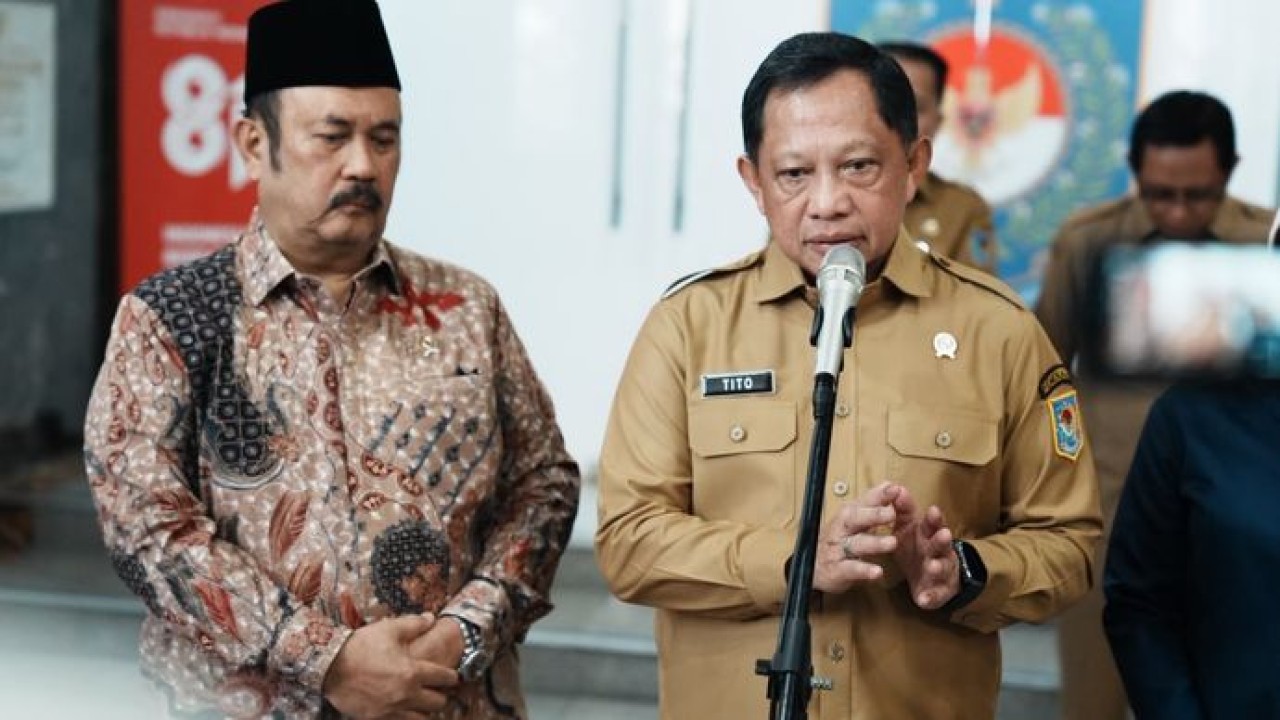 Menteri Dalam Negeri (Mendagri) Muhammad Tito Karnavian (kanan) memberikan keterangan didampingi Menteri PPN/Kepala Bappenas Rachmat Pambudy (kiri) saat Rapat Koordinasi Pengendalian Inflasi dan Rilis Pertumbuhan Ekonomi Kabupaten/Kota Triwulan II Tahun 2026 di Gedung Sasana Bhakti Praja, Kantor Pusat Kemendagri, Jakarta, Senin (7/9/2026).