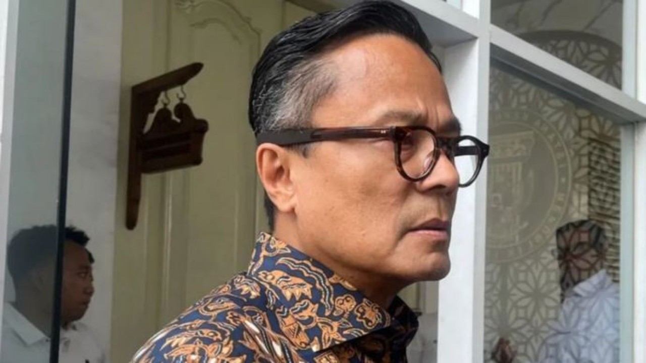 Kepala BP BUMN sekaligus Chief Operating Officer (COO) Danantara Indonesia Dony Oskaria memberikan keterangan media di Kompleks Istana Kepresidenan, Jakarta, Senin (19/10/2026). (Antara)