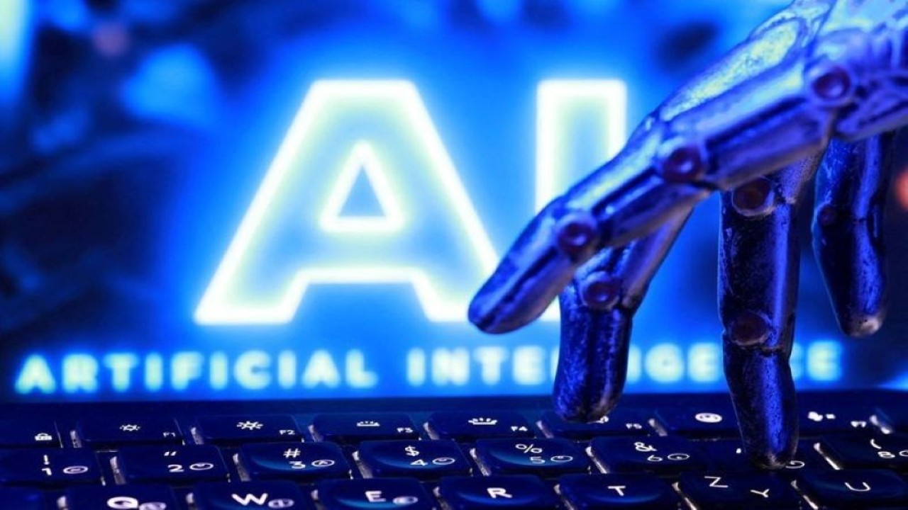 Kalimat "AI Artificial Intelligence", sebuah keyboard, dan sebuah tangan robot dalam ilustrasi ini yang diambil pada 23 September 2026. (Foto: Dok/Dado Ruvic/Reuters)