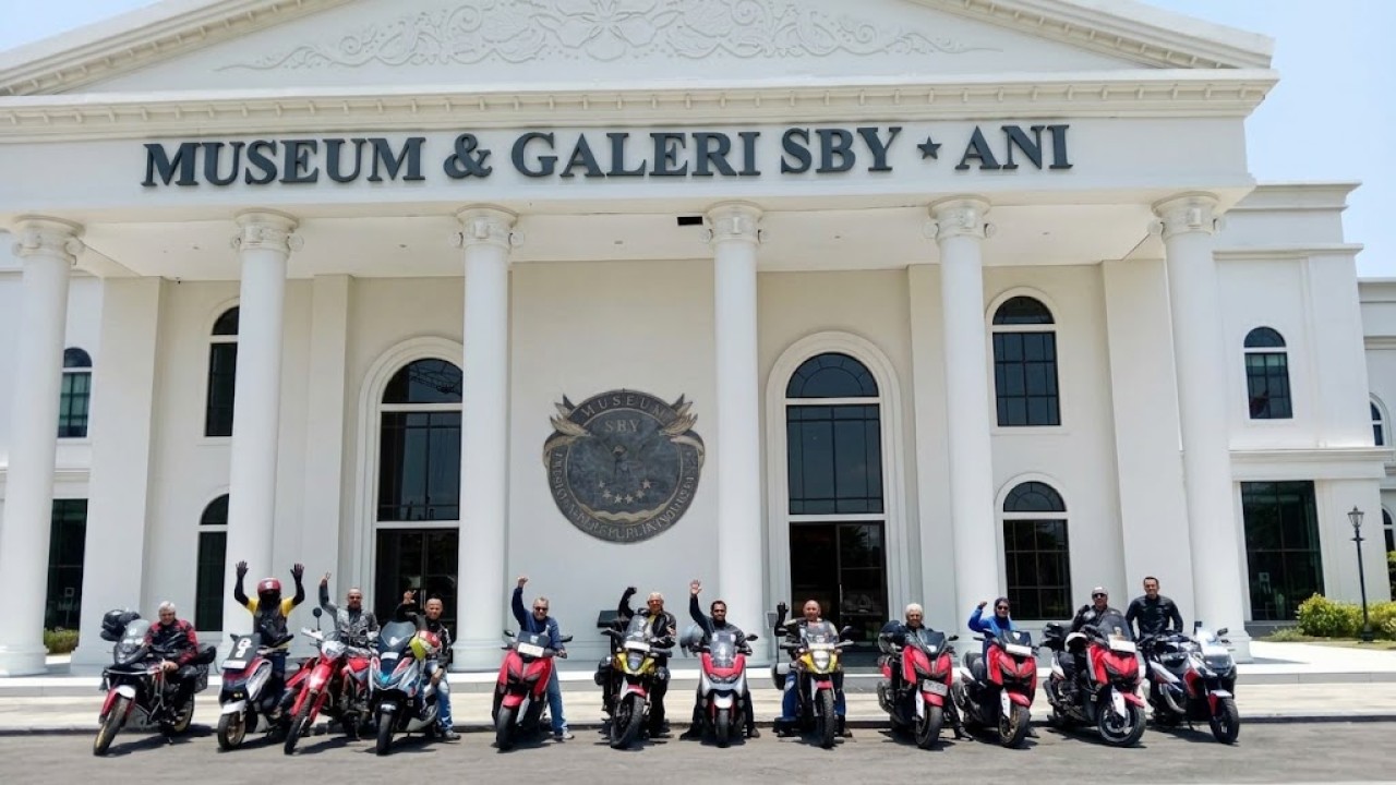Para Legend Riders to Mandalika berfoto di depan Museum dan Galeri SBY-Ani di Kota Pacitan