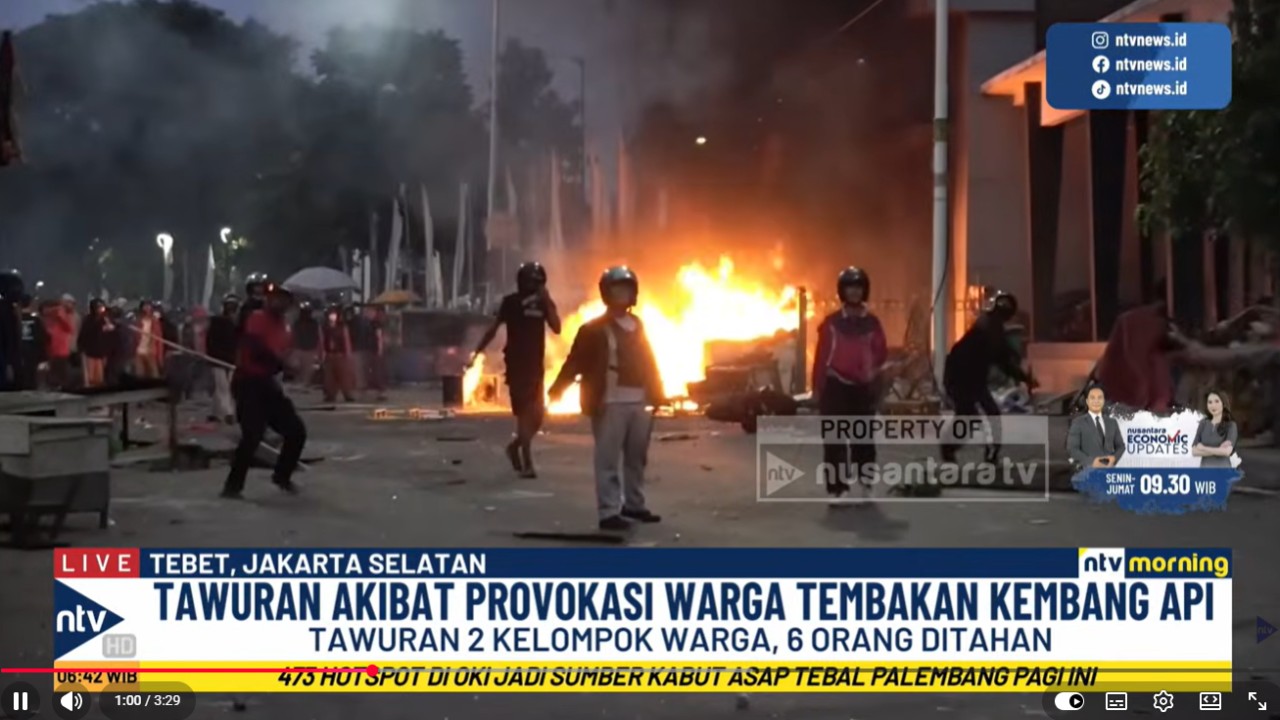 Bentrok antara dua kelompok warga Manggarai kembali terjadi Minggu sore di depan stasiun Manggarai Tebet, Jakarta Selatan,  pada Minggu (18/10/2026)