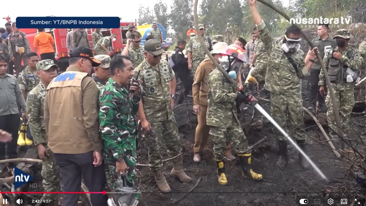 Kepala Staf Angkatan Darat (KASAD) Jenderal Tandyo Budi Revita dan Kepala Badan Nasional Penanggulangan Bencana (BNPB) Kristomei Sianturi tinjau penanganan kebakaran hutan dan lahan (Karhutla) di Kalimantan.